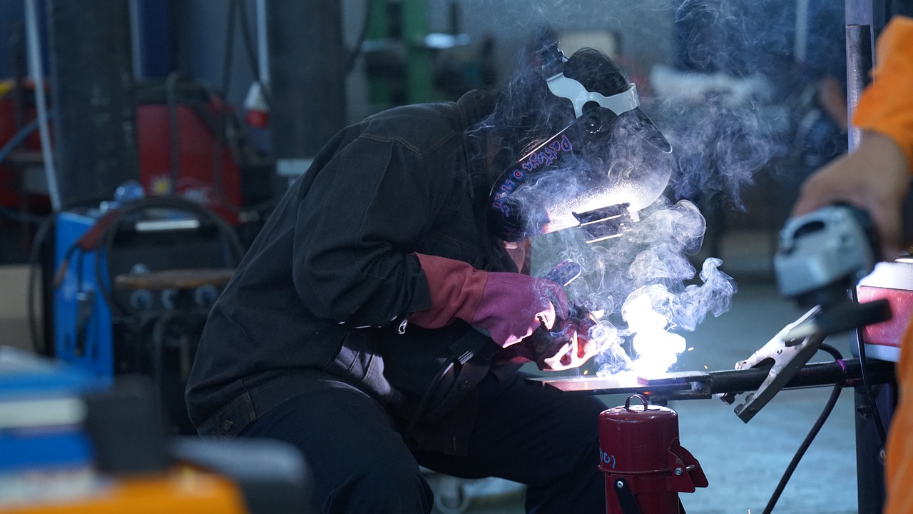 welding, welding student, metal welding-7738271.jpg